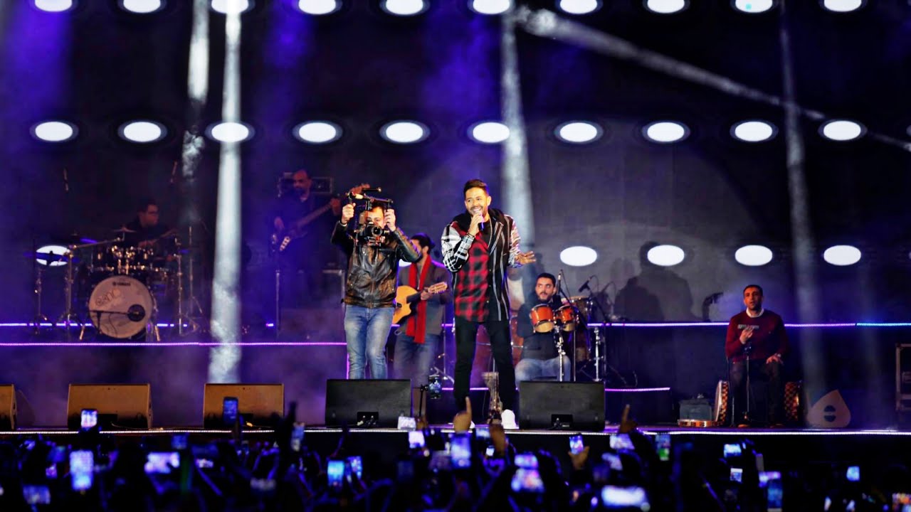Mohammed Hamaki sings amid the presence of thousands at NUB