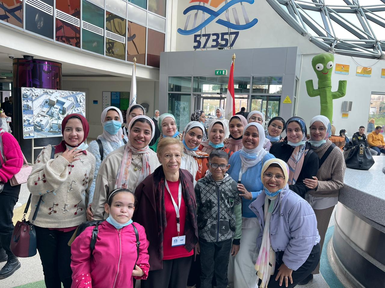 طلاب جامعة النهضة في زيارة لمستشفى 57357