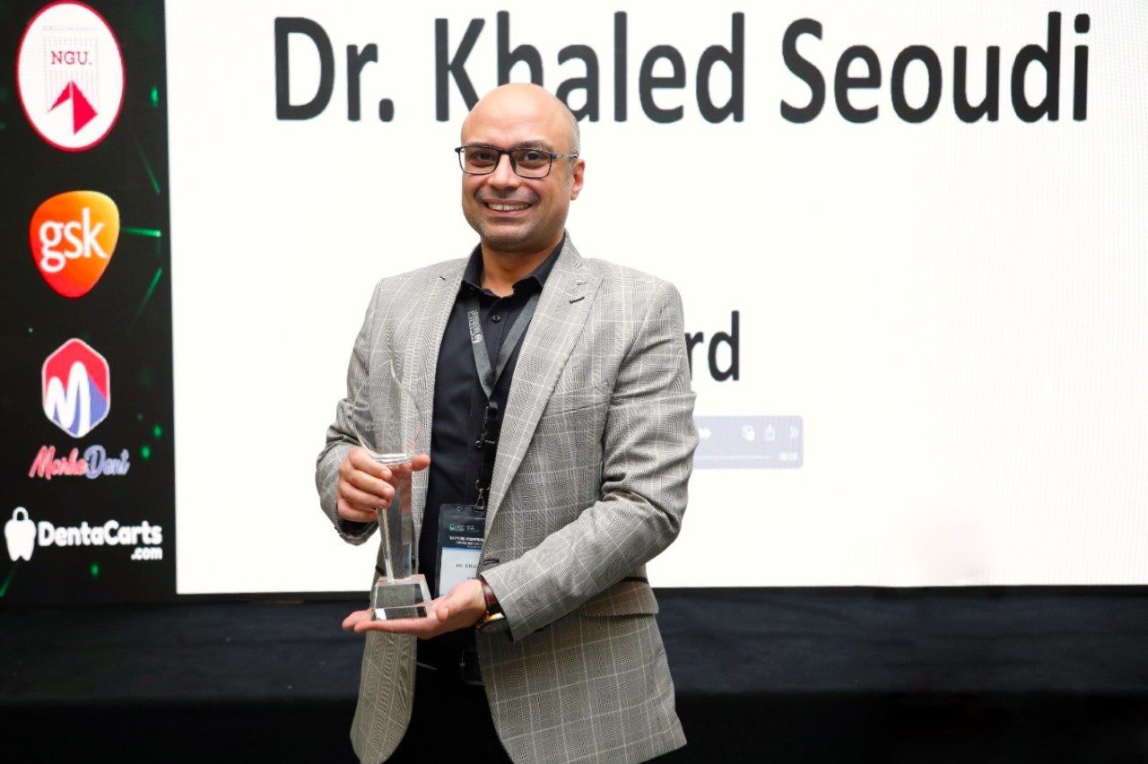 الدكتور خالد سعودي الأستاذ بكلية طب الفم والأسنان يفوز بالمركز الثالث كأفضل بحث على مستوي الجمهورية